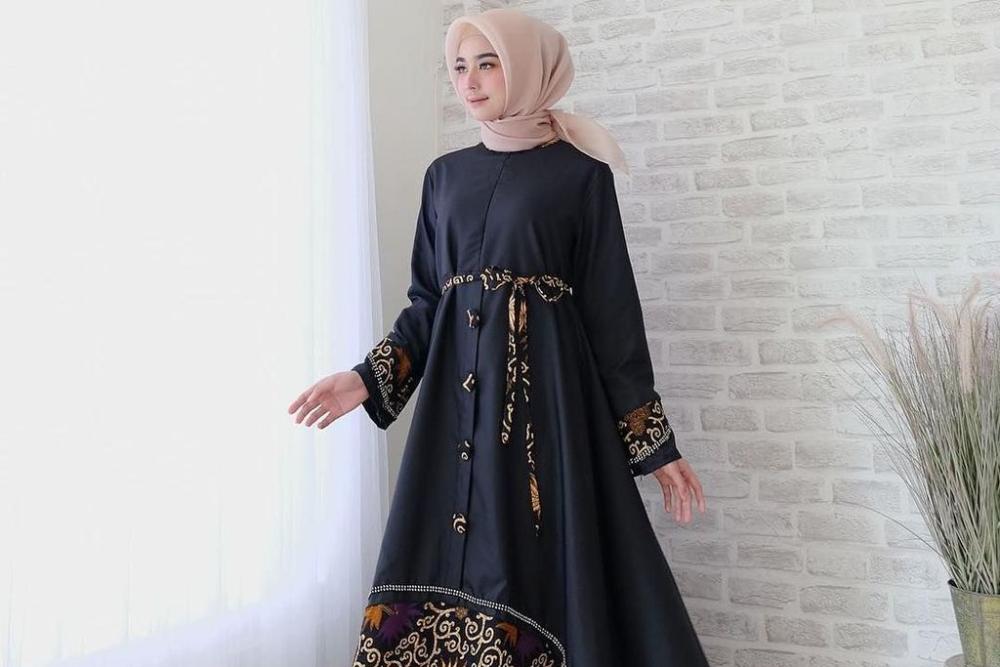 15 Desain Gabungan Batik dan Polos yang Paling Elegan dan Baru!