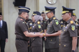 Jaksa Agung Serahkan Jabatan kepada 6 Pejabat Baru, Mantan Direktur Pidsus Kuntadi Menjadi Kajati di Jawa Timur